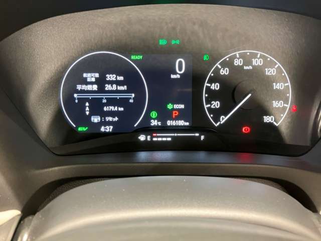 液晶表示で視認性が高く、必要な情報が一目で分かるデザインのメーターとなっております。