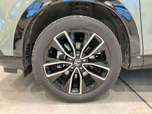 アルミホイール付！鉄ホイールと違って軽いので燃費にも影響してきます。ガソリンの高騰に少しは貢献します！デザインもさり気なく、スタイリッシュな感じとなっています。