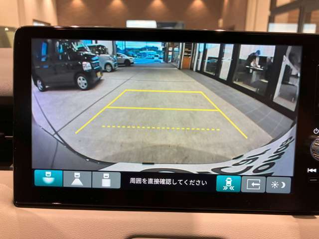 バックカメラももちろんついておりますので駐車時も後方が確認できて安心ですね！