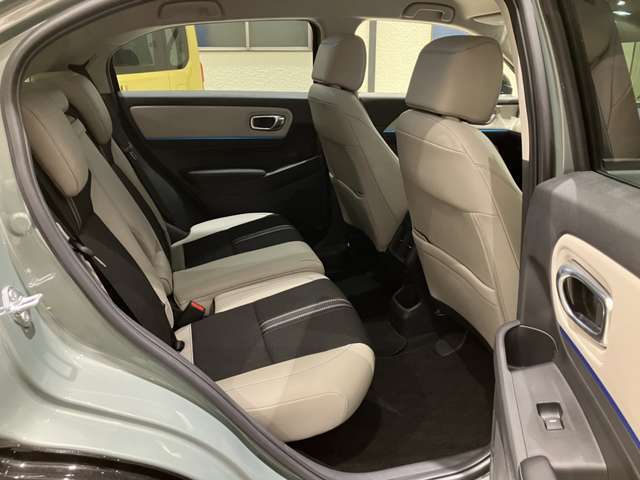 後部座席も大きく乗り降りしやすく、長時間の運転でも快適に過ごすことができます！