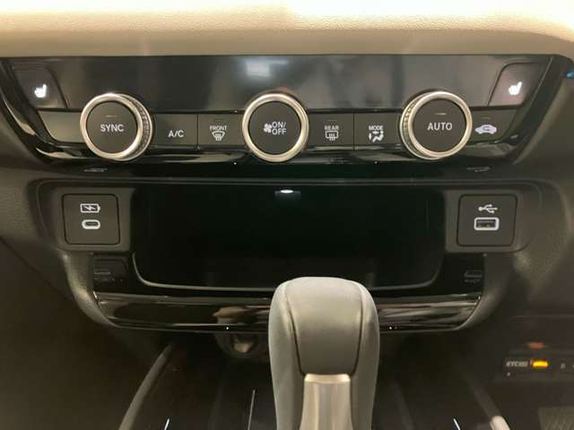 フルオートエアコンディショナーとなっております。運転席と助手席でそれぞれで温度設定ができますので、快適にドライブをすることができます。