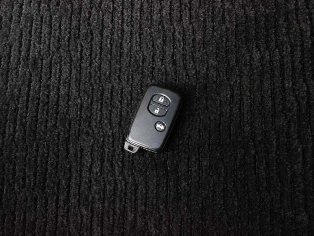 【スマートキー】カバンやポケットに入れたままでもドアの施錠・解錠が可能なスマートキーを装備。エンジンのオン・オフ時もカギを取り出す必要が無いからとっても便利です♪