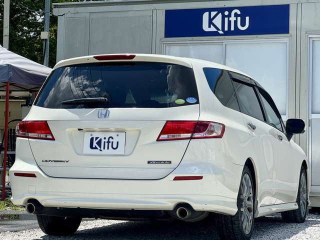 【プライバシーガラス】車外から車内を見えにくくしてプライバシーを保護してくれます。日焼けの原因の紫外線を反射し、日光の遮断もしてくれるので車内温度の上昇もおさえてくれ、エアコンも効きやすくなります。