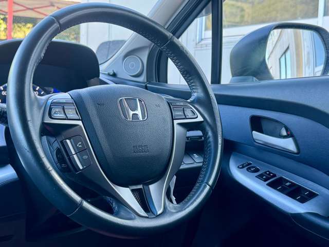 【ハンドル】革巻きハンドルで程よいグリップ感で運転し易いです。