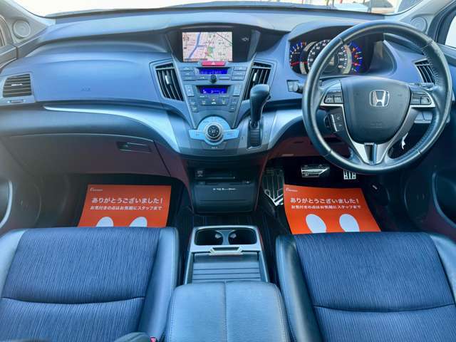 【運転席回り】黒をベースとした内装になっております。収納スペースも多い運転席回りです。メーターも見やすい位置に配置されていてます。