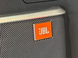 【JBLサウンドシステム】メーカーオプションの高品位サウンドシステムを搭載。専用のチューニングが施された大小様々なスピーカーから良質なサウンドが奏でられ、臨場感あふれる音響空間を演出します。