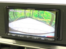 【バックカメラ】駐車時に後方がリアルタイム映像で確認できます。大型商業施設や立体駐車場での駐車時や、夜間のバック時に大活躍！運転スキルに関わらず、今や必須となった装備のひとつです！