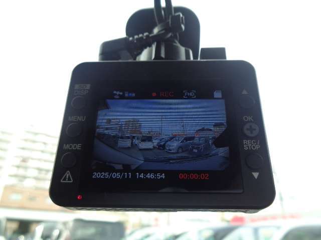 運転状況を、映像と音で記録するドライブレコ-ダ-。お問い合わせは03-5672-1023へ
