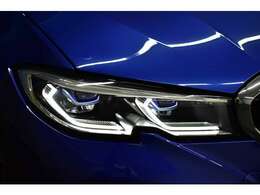 BMWレーザーLEDヘッドライト！ハイビームで走行時に車速が約70km/hをすぎると、LEDハイビーム・ヘッドライトに加え、レーザー・ライトが自動的に点灯、LEDライトの約2倍の600mまで照らします