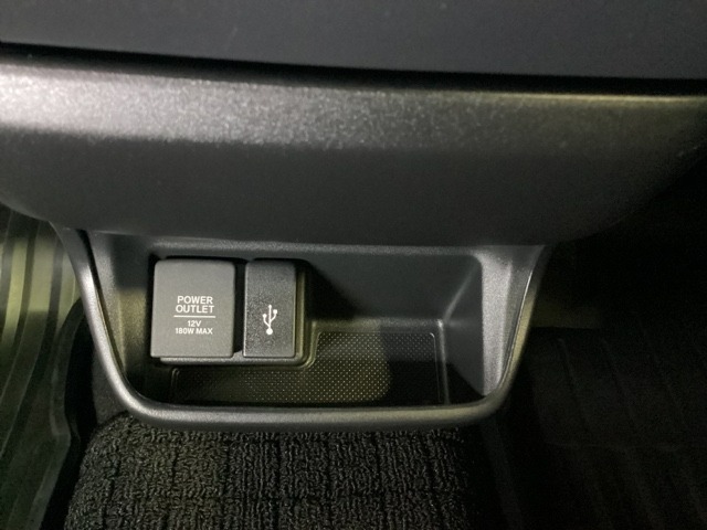 アクセサリーソケットはUSBのアダプターなどをつければ、スマホの充電にも使えます。横にはナビゲーション用の外部入力可能なUSB端子がついており、周辺には物が置けるボックスがついています。