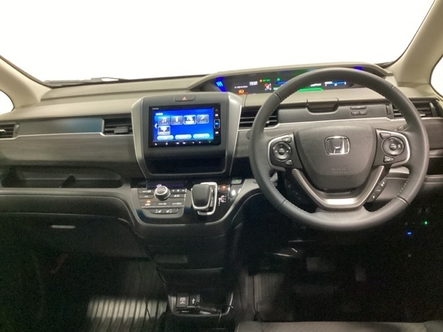 車内は光触媒抗菌消臭施工済です。スタイリッシュなデザインでスポーティなインパネ周りを演出します。グローブボックスやカップホルダーのほかにトレーなどたくさんの収納スペースが付いています。