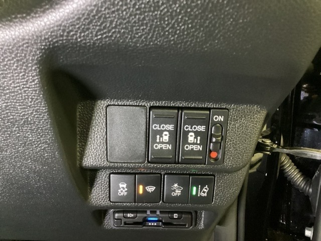 両側電動スライドドアは運転席から操作ができるよう、操作スイッチが付いています。Hondaセンシング用のVSA解除とレーンキープアシストシステムなどのメインスイッチも装備しています。