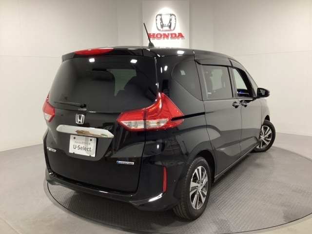 【Honda認定中古車 U-Select】　は3つの安心をお約束します。　1　Hondaのプロが整備した安心。 2　第三者機関がチェックした安心。　3　購入後もHondaが保証する安心。