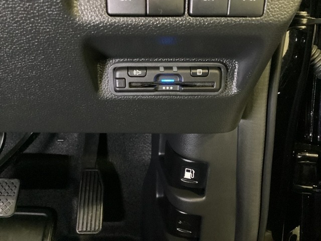 ハンドルの右下にETCがついています。高速道路の料金所の通過も楽々です！。　カードの取り出しもしやすい場所についています。