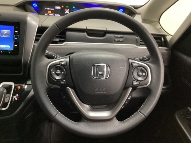 ハンドルにHondaセンシング系のクルーズコントロールやレーンキープアシストなどのスイッチと、オーディオの操作スイッチが装備されています。ハンドルから手を離さず安全に操作できます。