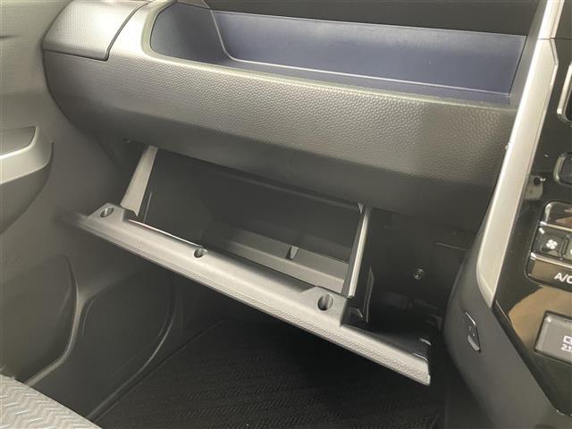 【グローブボックス】車検証ケースや、日頃使う小物類の収納に便利ですね！
