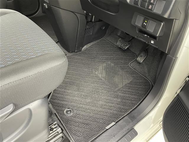 【フロアマット】車内を綺麗に保つのには必須のアイテムです。当店ではフカフカな新品マットも絶賛取り扱い中！ぜひご相談くださいませ。