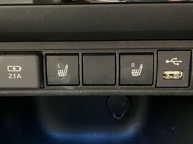 運転席、助手席にはシートヒーターが付いています。最近の冬場は例年よりも寒くなっています。。。シートヒーターがあるとないとじゃ大違い！ぜひお試しあれ！