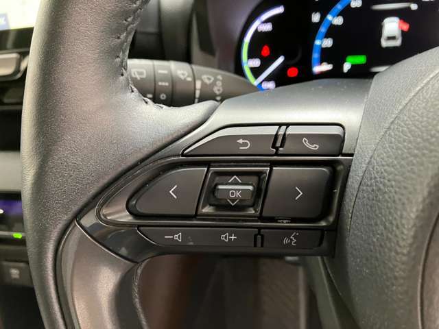 運転中、オーディオの操作をしてて、ハッとしたことはありませんか？ステアリングスイッチは、運転中でもハンドルでオーディオの操作が可能です。安全なドライブをサポートします。