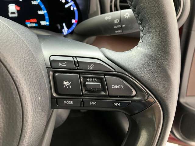 前方の車との車間を設定し、スピードを上げたり緩めたりを自動で行ってくれる追尾式の「レーダークルーズ」。上級装備の一つです！高級車にしかつかない嬉しい機能です。