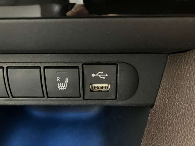 こちらのクルマはUSB接続コネクタも装備されています♪スマホの充電などにお使い下さい。ご旅行中での充電切れも、これなら心配いりませんね！