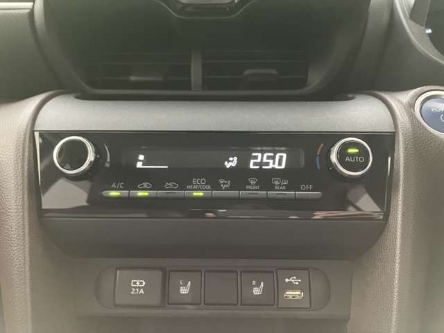 オートエアコンは温度を設定するだけで、自動で風量などを設定してくれます。運転しながら操作も必要ないので、安全性も向上します。