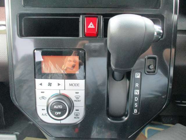 オートエアコンなので、お好みの温度に設定することで車内を快適にしてくれます