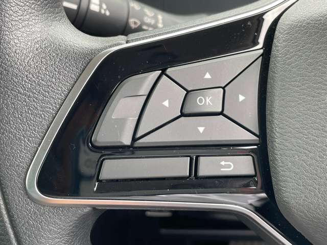 ステアリングスイッチも付いておりますので、運転中でも音量の変更など可能です。