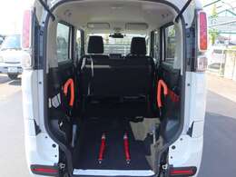 リヤシートを前方に跳ね上げて車いすの方が入ります。 車いすの方1名と他に2名の3人乗りです。