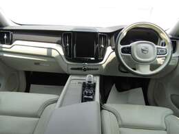 車内は、美しい仕上がりのインテリアが清々しくも落ち着いた雰囲気を醸し出し、独特の居心地のよさを感じさせる、まさにスカンジナビアン・デザインの傑作と呼ぶにふさわしい空間となっています。