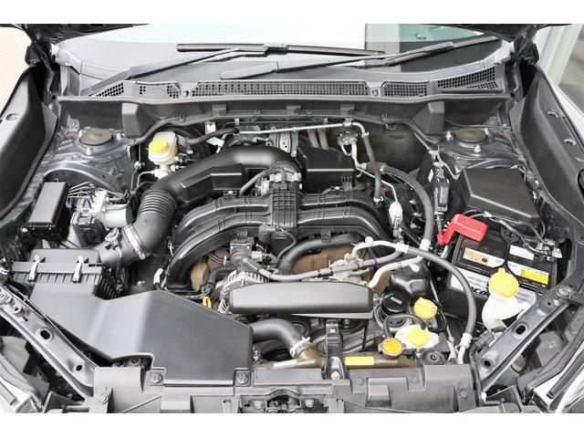 SUBARUの水平対向エンジン、回転バランスに優れているほかエンジン全高が低く、軽量・コンパクトな特性により、車体の低重心化にも貢献します。