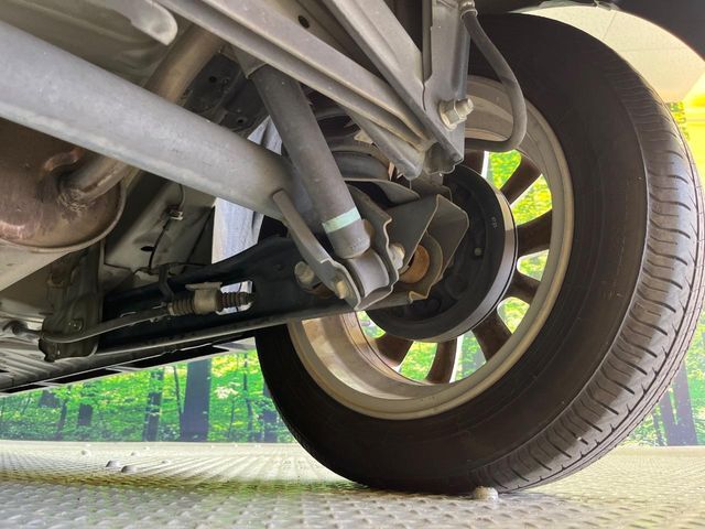 お車を安心してお乗りいただく為には、足回りの定期点検が欠かせません。サービスサポート（有償保証）では無料点検もご提供しており、安心のカーライフをお過ごしいただけるサポート体制が整っています。