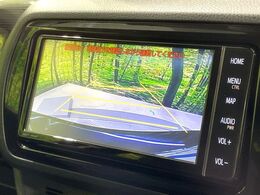 【バックカメラ】駐車時に後方がリアルタイム映像で確認できます。大型商業施設や立体駐車場での駐車時や、夜間のバック時に大活躍！運転スキルに関わらず、今や必須となった装備のひとつです！