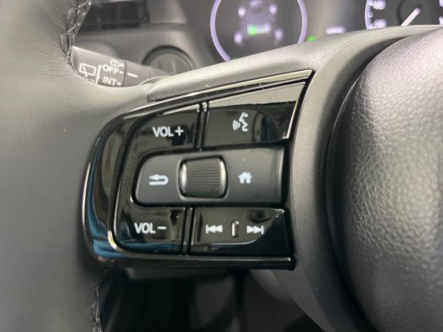【ステアリングスイッチ】運転中、前方から目線をそらすことなく、オーディオ等の操作が可能な便利機能！安心＆快適なドライブを演出してくれます♪
