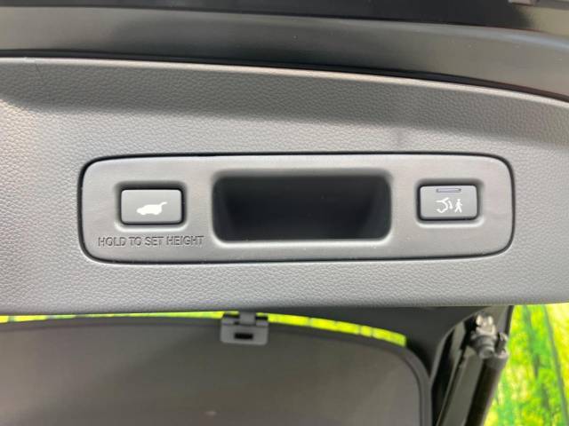 【パワーバックドア】スマートキーや運転席のボタンを押すだけでリアゲートが自動で開閉します！荷物を持っている時や、高い位置にあるバックドアを閉める際に便利な機能です♪