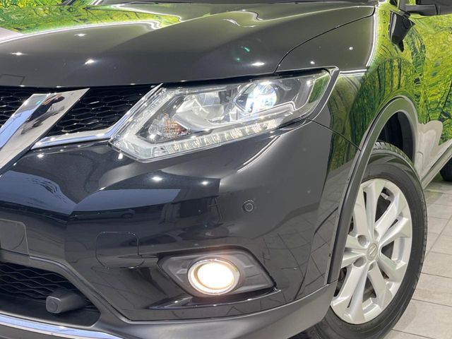 【LEDヘッドライト】悪天候や夜間走行時も良好な視界を確保し安心して運転できる高輝度LEDヘッドライトを装備！点灯速度が早く、消費電力も抑えられています。