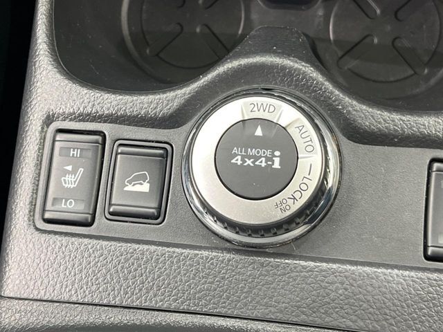 【オールモード4×4】2WD/4WDモードを手軽に切り替え可能。燃費重視の2WD、スタック時に役立つLOCK、AUTOモードでは4WDの配分を自動で調整し、路面状況を問わず安定した走りをサポート。