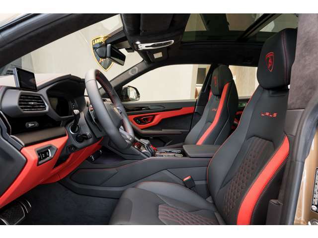 Bicolor Sofisticato Leather Interior with Performante Trim