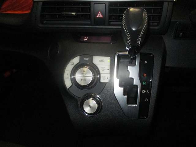 一年中快適オートエアコン装備しています♪窓の曇り取りや車内の空気循環などにも有効です！