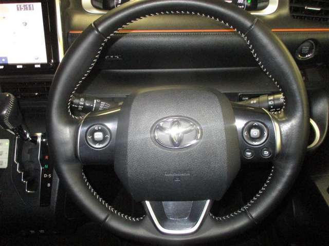 ドライバーに寄り添う快適な運転操作をサポートするステアリングです♪またステアリングスイッチ付きで前方から目を離すことなく操作することができます！