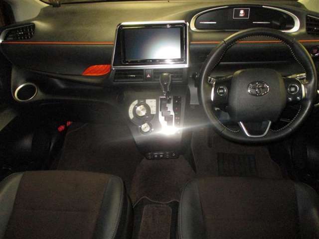 4WDシステムを搭載しています♪オフロードや雪道などの滑りやすい路面でも安心して走行できます！