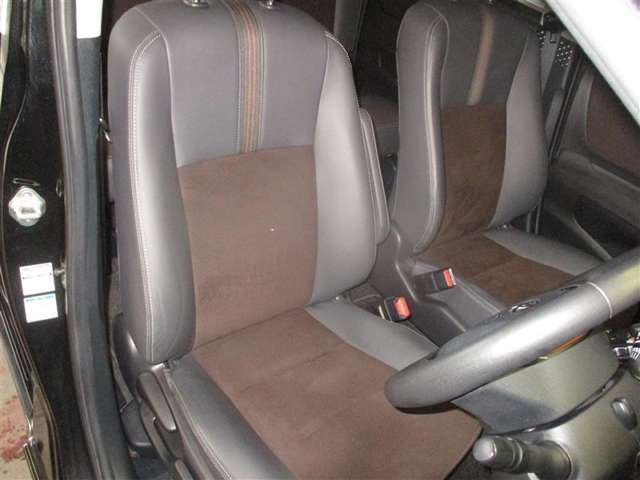 高級感があり水濡れへの耐久性にも優れている本革を一部使用しています♪