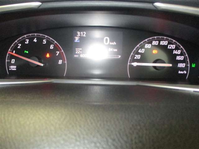 メーターパネルには速度や走行距離、各種警告灯などの情報がとても見やすく表示されています♪