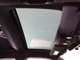 全席に爽やかな開放感をもたらす「パノラマルーフ」は、日差しの熱を低減するLow-Eガラスを採用することでシェードがなくても快適。「そよ風アウトレット」からは自然が生み出したような風が届けられます。