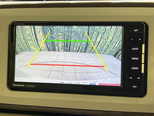 【バックカメラ】駐車時に後方がリアルタイム映像で確認できます。大型商業施設や立体駐車場での駐車時や、夜間のバック時に大活躍！運転スキルに関わらず、今や必須となった装備のひとつです！