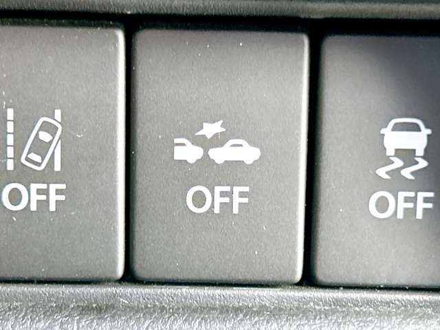 【衝突軽減装置】走行中に前方の車両等を認識し、衝突しそうな時は警報とブレーキで衝突回避と被害軽減をアシスト。より安全にドライブをお楽しみいただけます。