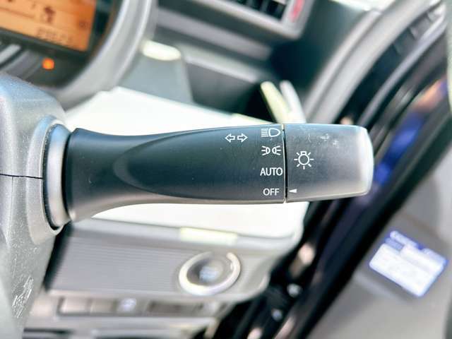 【オートライト】車外の明るさを検知して、自動的にヘッドライトを点灯してくれます♪トンネルを走行する際にも、自動的に点灯してくれて便利な装備の1つです♪
