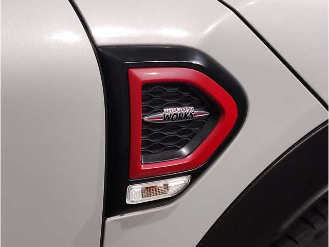 【オートライト】ヘッドライトのオンオフを自動で切り替えてくれる便利な機能です。トンネルを走行する際も自動で転倒致しますので、ライトの操作をしていただく必要は御座いません☆