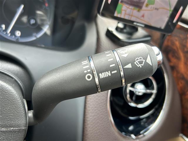 運転席周りのスイッチ類になります。様々な装備がついておりますので、ご不明な点があれば、いつでもお問い合わせお待ちしております。
