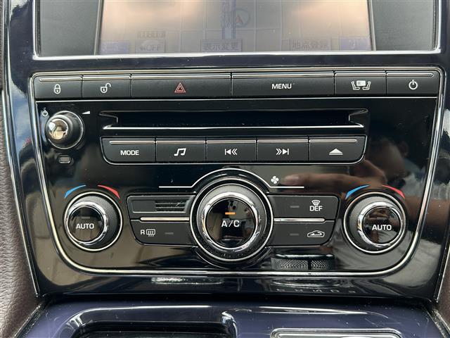 運転席周りのスイッチ類になります。様々な装備がついておりますので、ご不明な点があれば、いつでもお問い合わせお待ちしております。